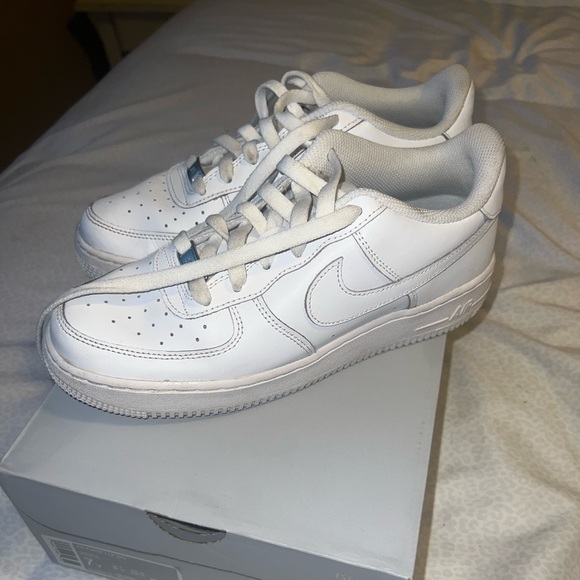 Air Force 1 (GS) - Picture 3 of 6